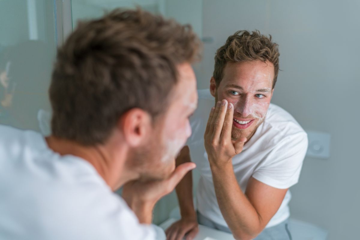 pulizia viso per la pelle dell'uomo
