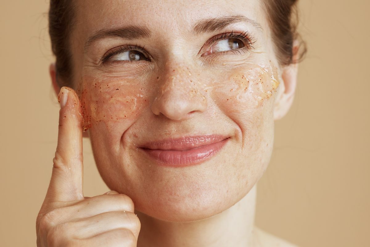 Come applicare lo scrub viso correttamente