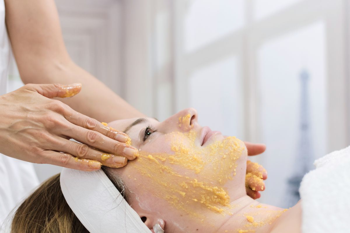 Scrub viso tutto quello che devi sapere per una pelle liscia