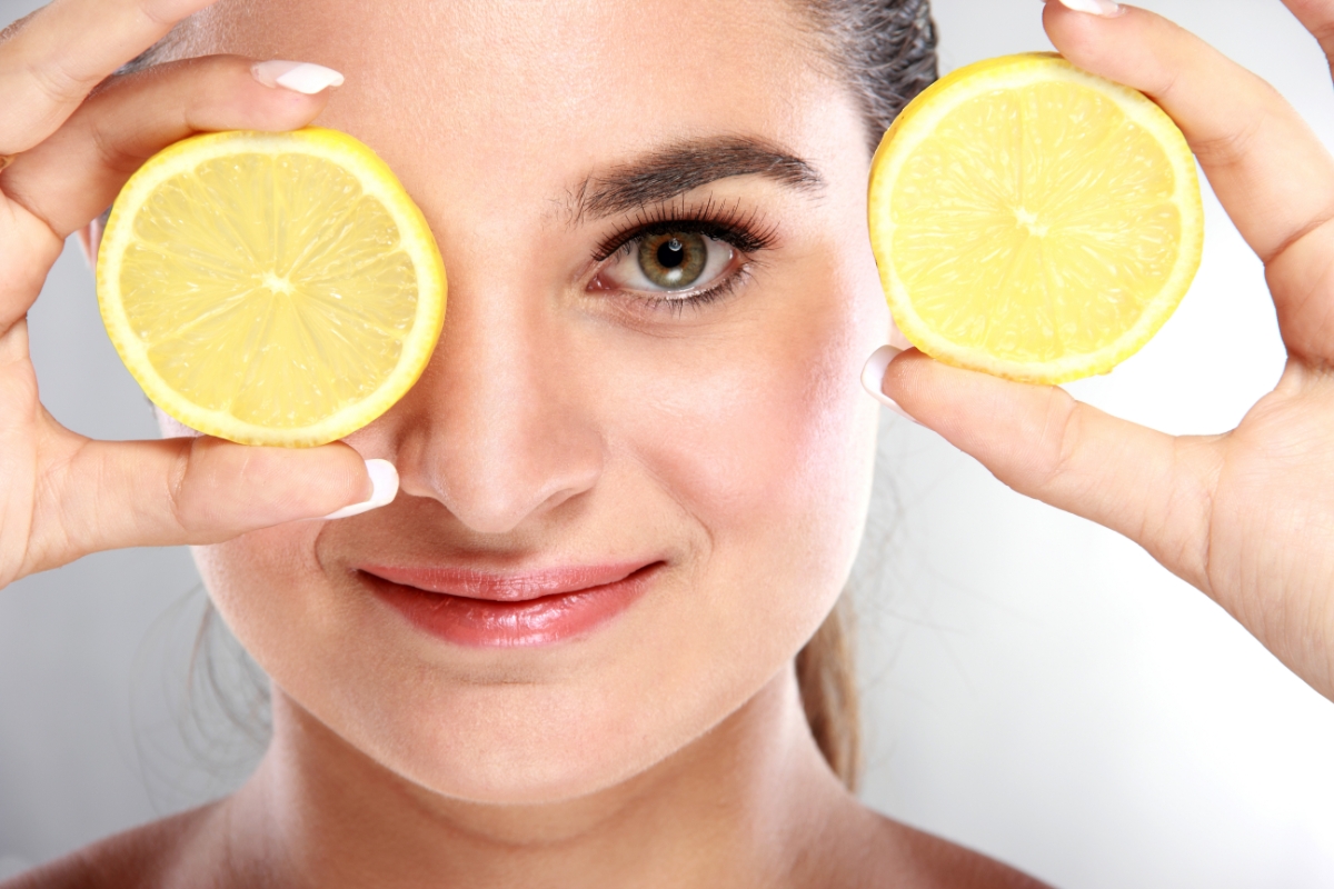limone sul viso e agrumi in skincare