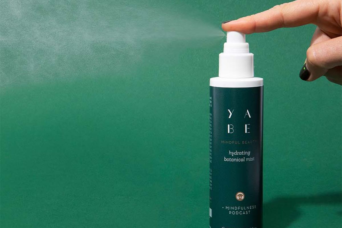Microbioma cutaneo Hydrating Botanical Mist di YA.BE