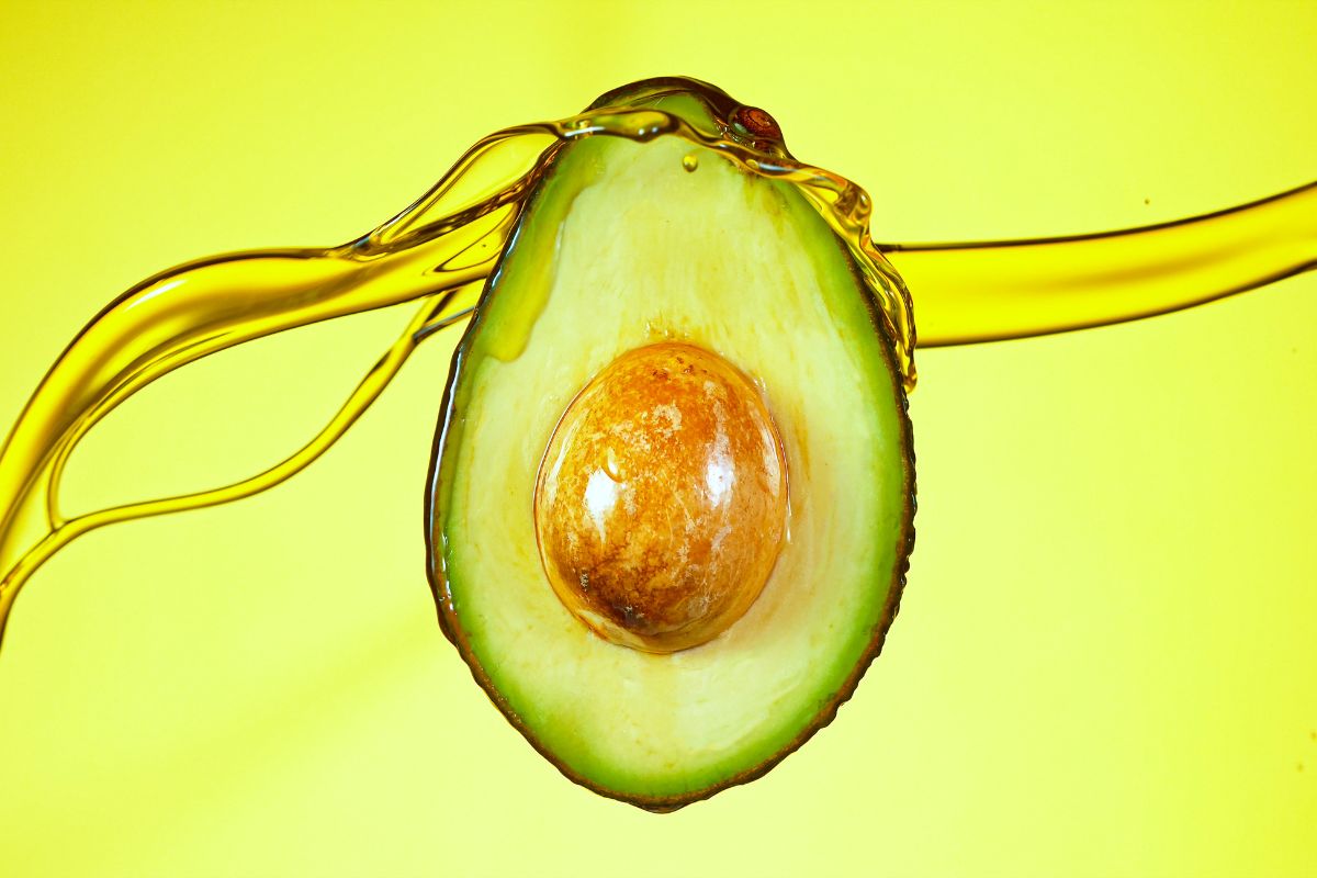 Olio di avocado ricco di vitamina E, per un’azione sebo-simile profonda