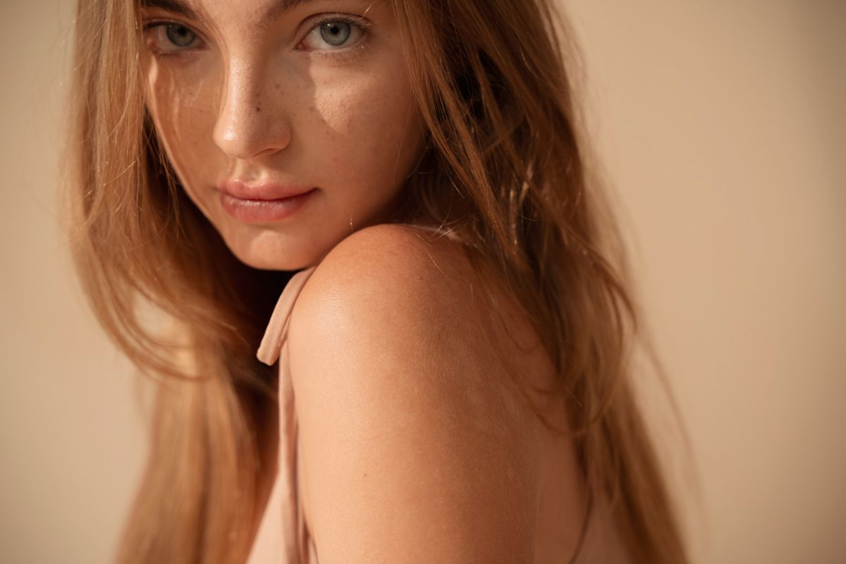 Tendenze beauty estate 2025: prima la skincare, poi il make-up leggero