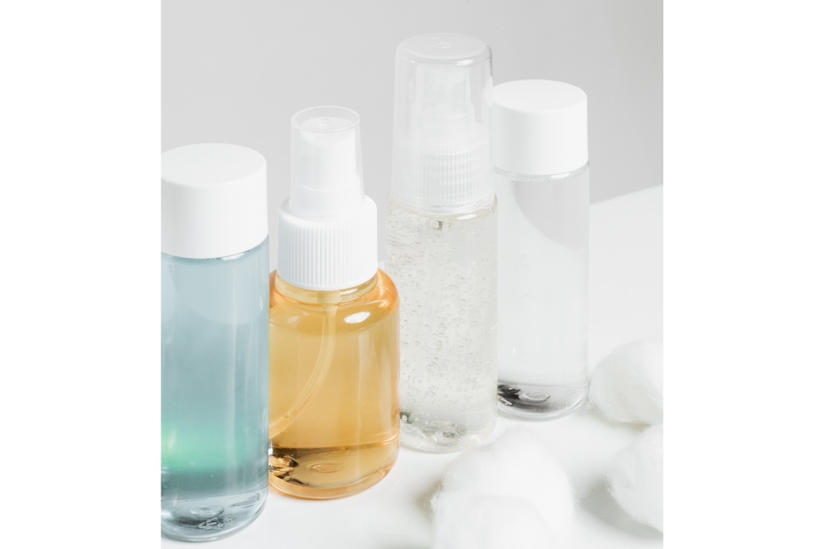 Beauty case da viaggio perfettamente organizzato con prodotti skincare essenziali
